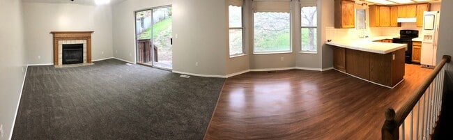 Building Photo - Spacious Sandy Rambler w 2 car attached