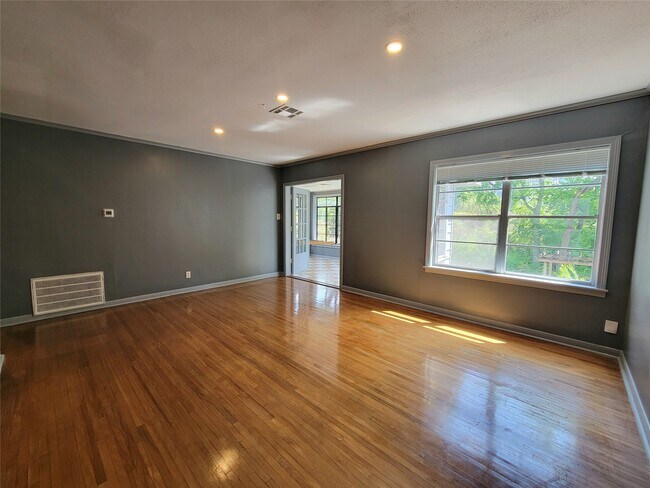 Building Photo - 2027 Sheridan St