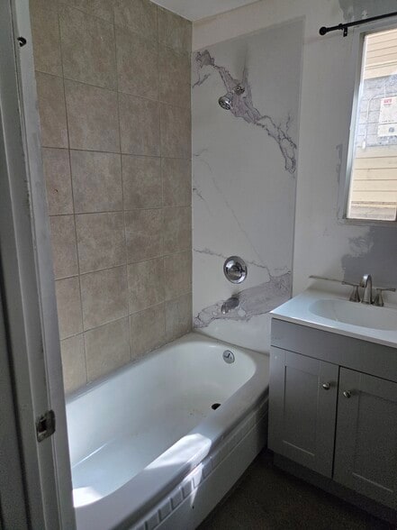 Building Photo - 468 S 6th St