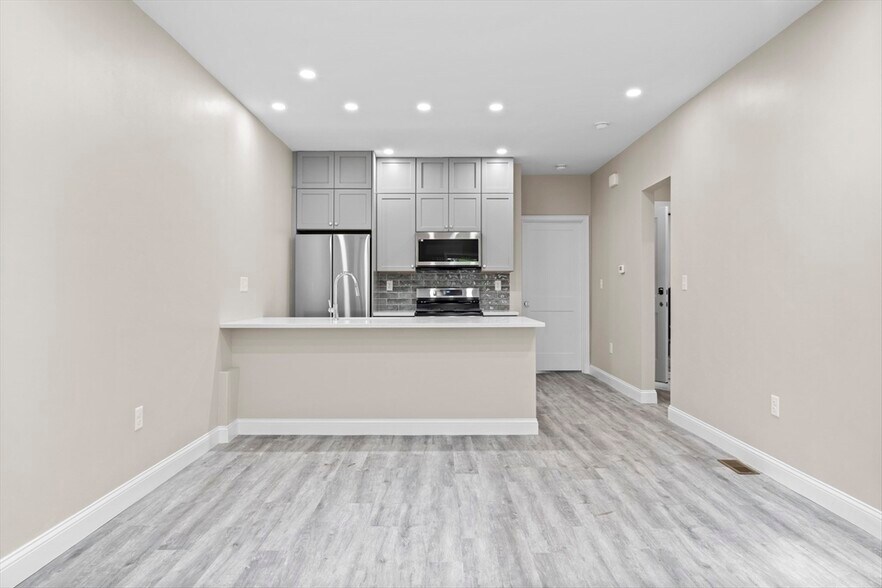 Building Photo - 769 E 6th St