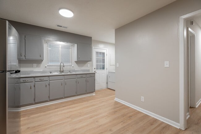 Building Photo - 3339 Pinewood Ave