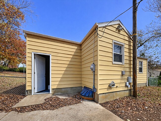 Building Photo - Renovated 3BR Home with Basement & Pet-Friendly Yard in KC