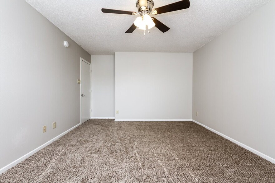 Building Photo - 8649 Hopewell Ct