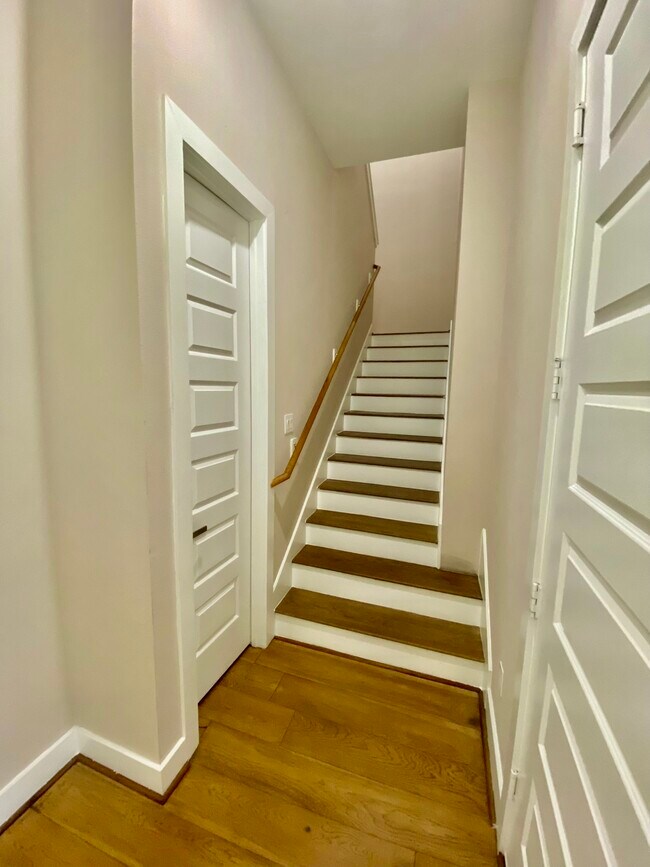 Building Photo - 303 Queen Sude Ln