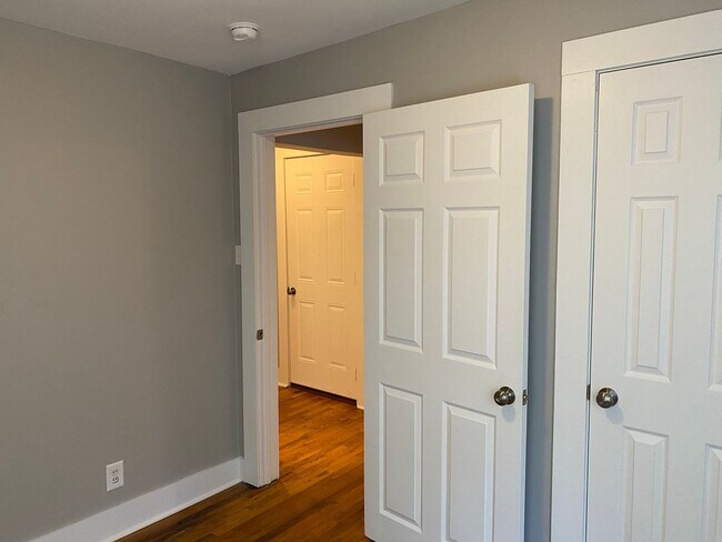 Building Photo - Great location 2 bedroom 1 bath home near APSU and Downtown!