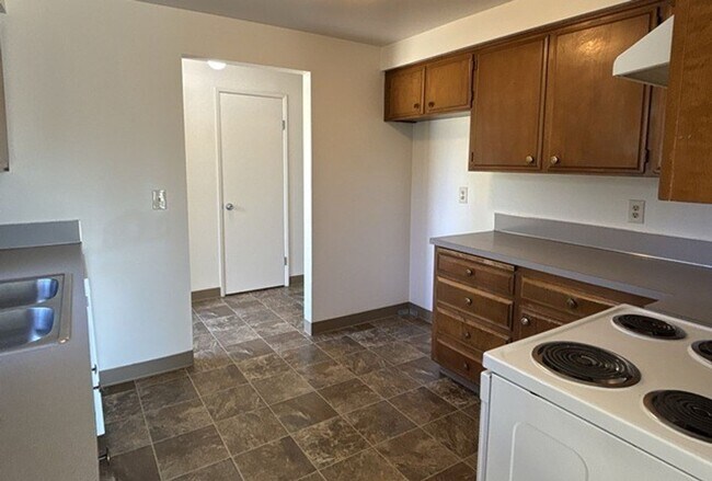 Building Photo - 966 Royalty Dr NE