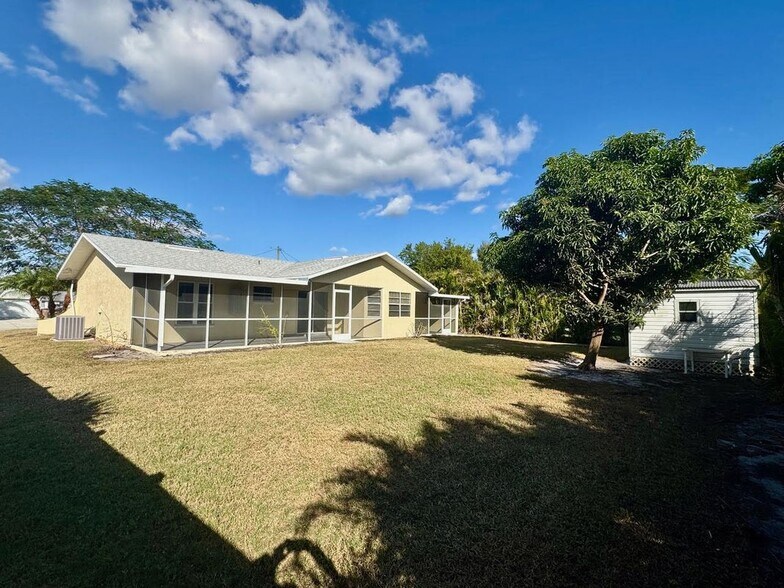 Building Photo - 2306 NE 5th Terrace