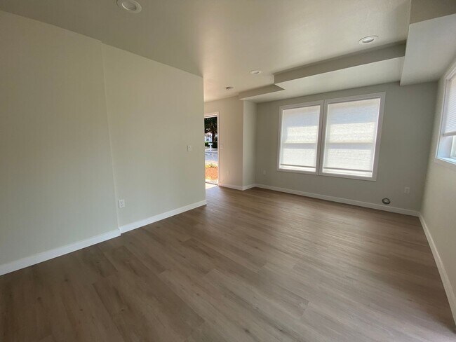 Building Photo - Adorable 2 Bedroom ADU in SE Portland!