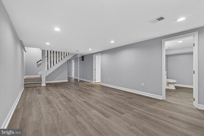 Building Photo - 2403 Kingsway Rd