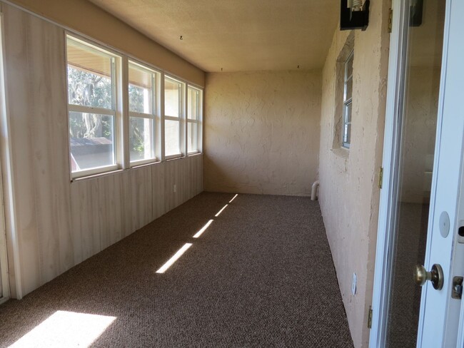 Building Photo - 2 Bedroom Condo With Garage and Lake Views