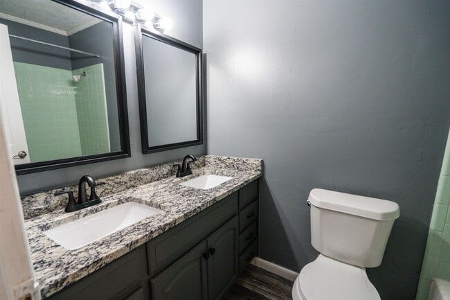 Building Photo - 2013 Shady Oaks Dr