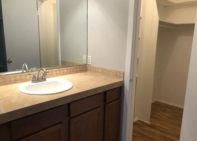 Building Photo - 2811 Crownspoint Dr