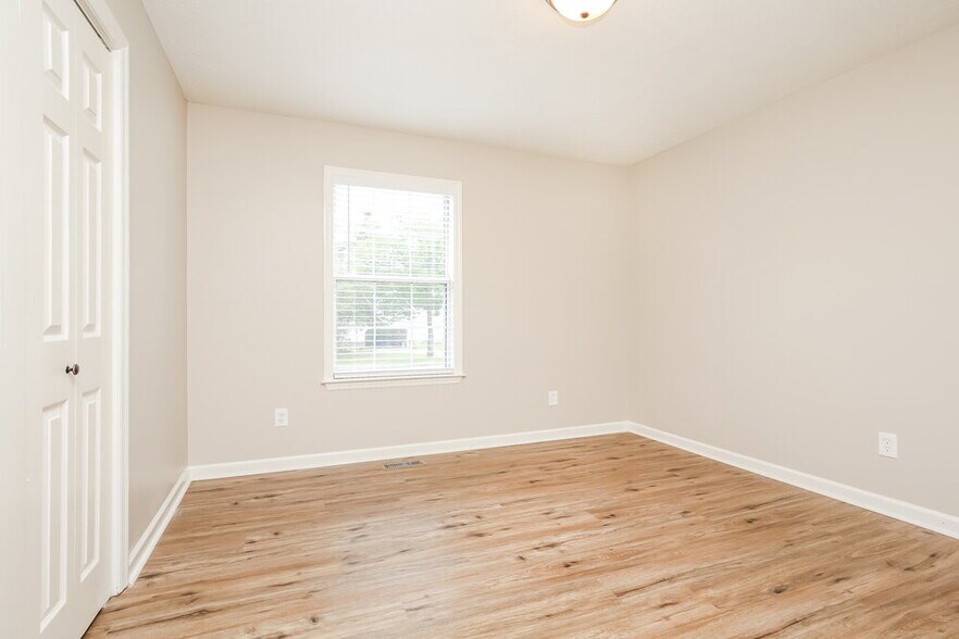 Building Photo - 300 Southlake Dr