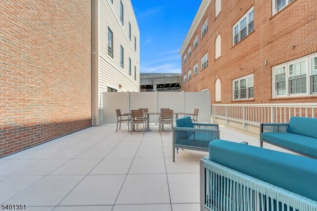 Building Photo - 22 Schuyler Pl