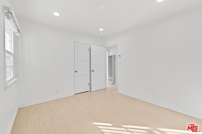 Building Photo - 1128 Irolo St