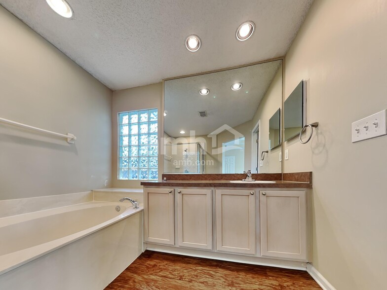 Building Photo - 1184 Lake Parke Dr