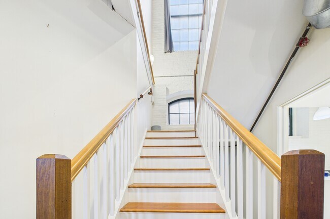 Building Photo - 28 Bayley St