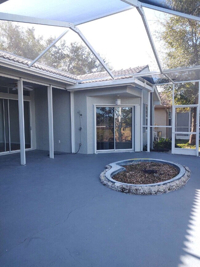 Building Photo - "Spacious 1732 Sq Ft 3-Bed, 2 Baths, in Tarpon Springs!"