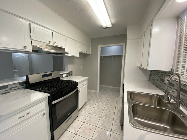 Building Photo - 12730 Labelle Ln