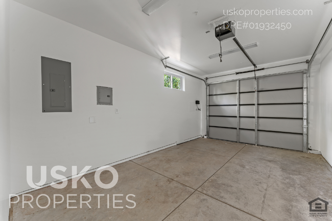 Building Photo - "Chic Urban Living: Spacious 2-Bed, 2-Bath...