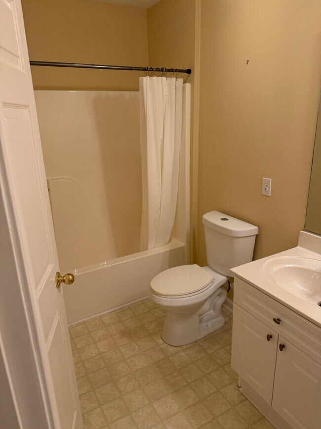 Building Photo - 4 bed/3bth with over 2000 sq ft. In beautiful Hendersonville!!!