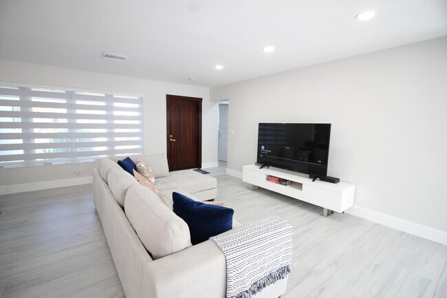 Building Photo - 2548 SE 14th St