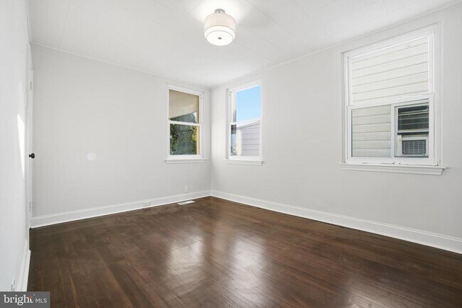 Building Photo - 806 Bordentown Rd