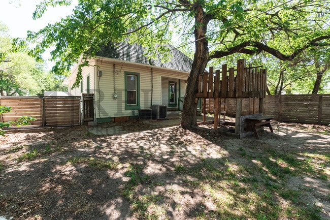 Building Photo - 1923 N Burns Ave