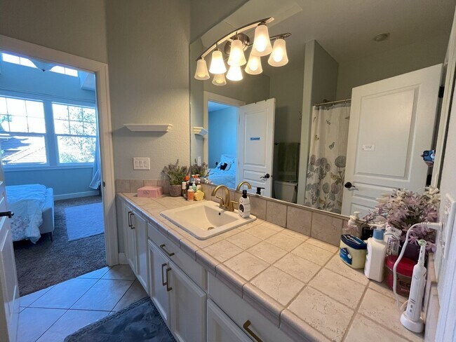 Building Photo - Elegant 4-Bedroom Luxury Home with Panoram...