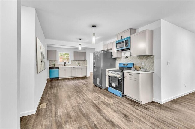 Building Photo - 388 Sargent Dr SE