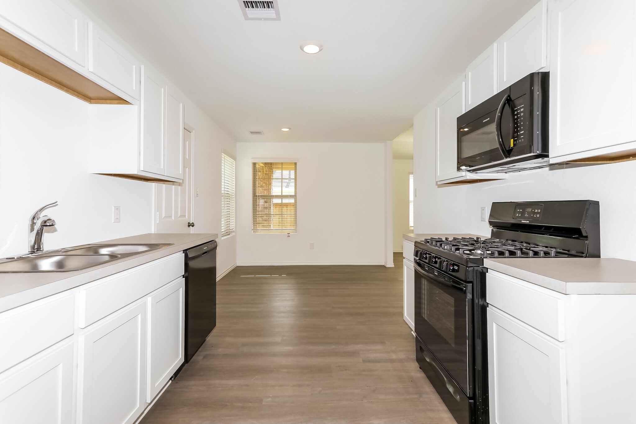 Building Photo - 919 Silver Birch Br