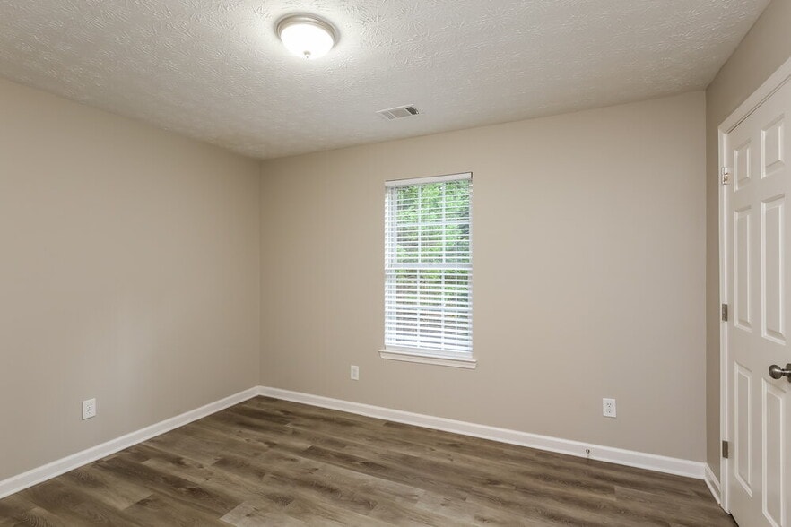 Building Photo - 204 Springbottom Dr SE