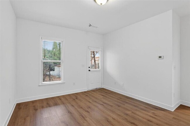 Building Photo - 3267 Ferncliff Ln