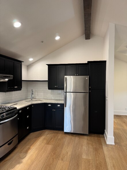 Building Photo - 2345 Bushnell St