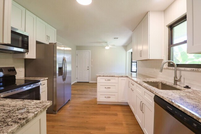 Building Photo - Beautifully Redone 3 Bedroom South Tulsa H...
