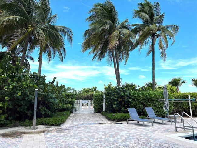 Building Photo - 6515 Collins Ave