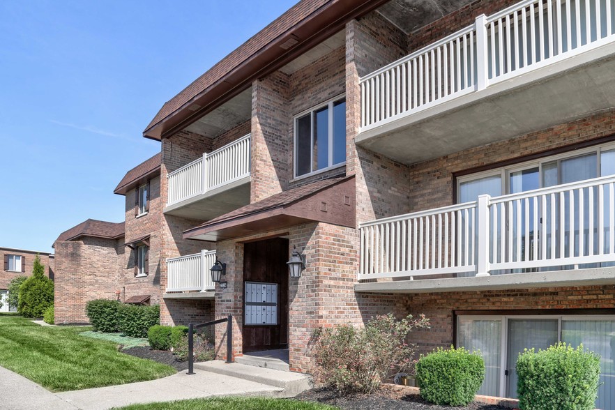 Primary Photo - Crestbrook Apartments & Townhomes