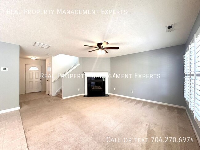 Building Photo - Charming 3BR/2.5BA Home in Charlotte!