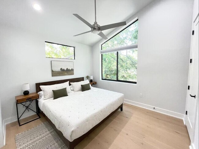 Building Photo - 2009 Canterbury St