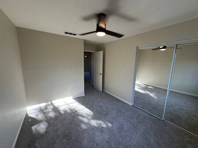 Building Photo - Beautiful 4 Bedroom, 2.5 Bath Tracy Home /...