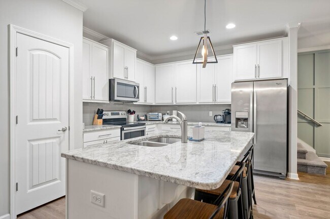 Building Photo - Furnished rental/Short Term Available