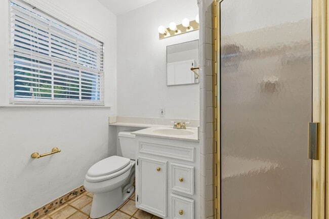 Building Photo - Nicely Updated 3/2 in Hyde Park