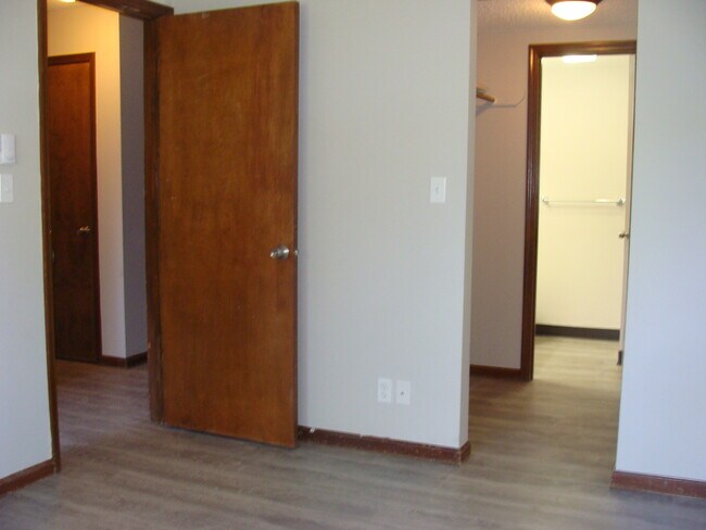Building Photo - 1050 W Beaver Creek Blvd