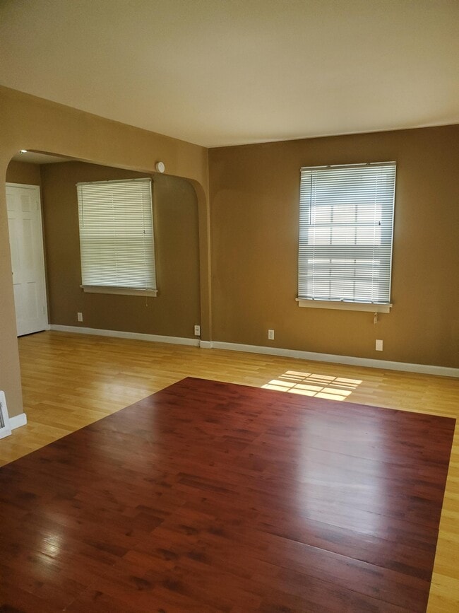 Building Photo - 6040 Cascade Dr