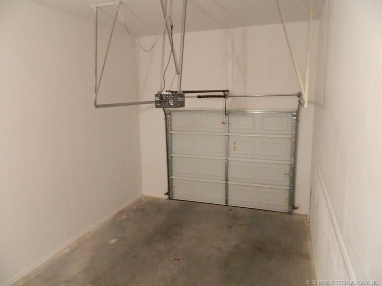 garage - 610 Rolling Hills Dr