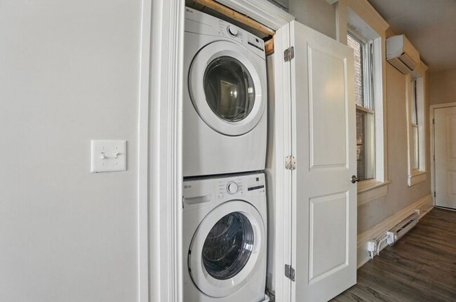 Building Photo - 107 W Elder St