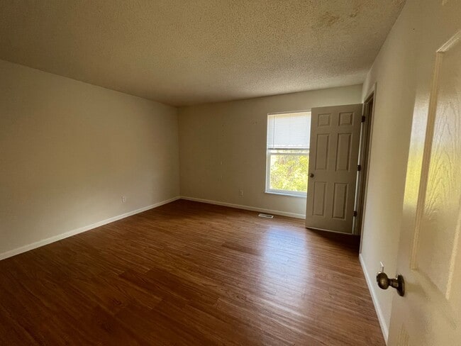 Building Photo - Large 4 Bedroom Home at I-44 and HWY 100