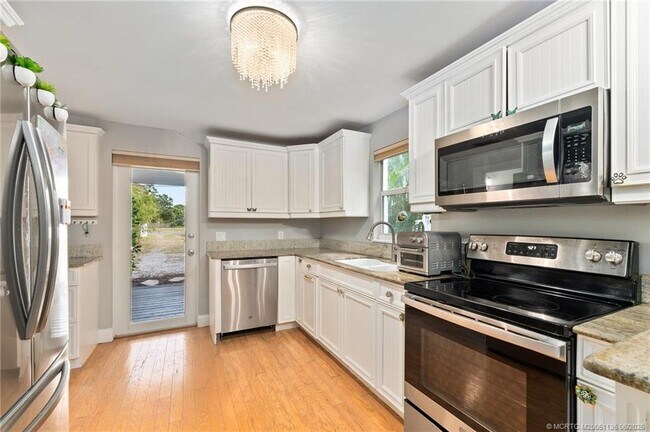 Building Photo - 508 SE Balboa Ave