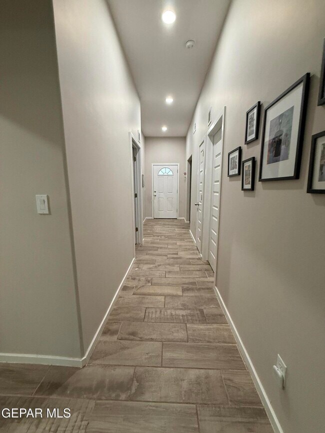 Building Photo - 13841 Paseo Central Ave