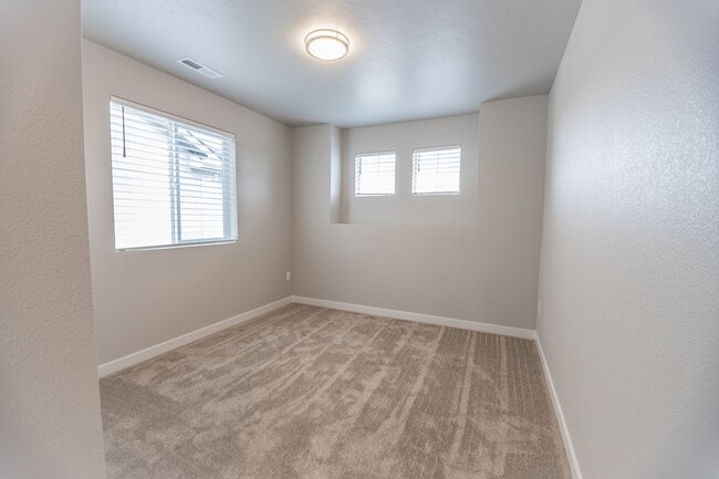 Building Photo - 145 S Iceberg Lake Ave